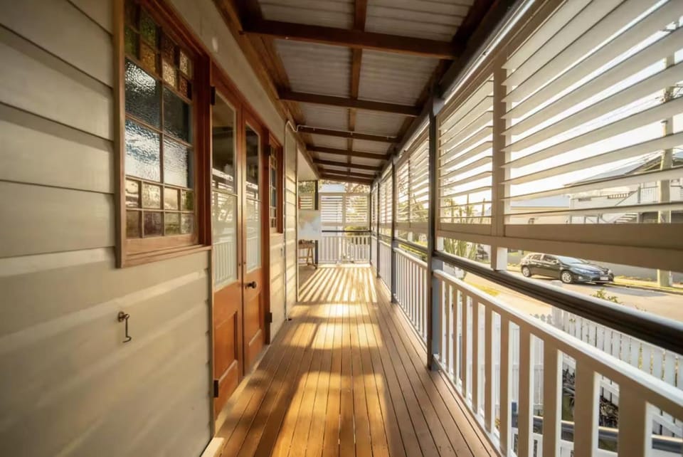 House of Fairy Wren -Charming Queenslander Cottage mins drive to Brisbane CBD and Gabba Stadium! - Holiday Home House in Brisbane