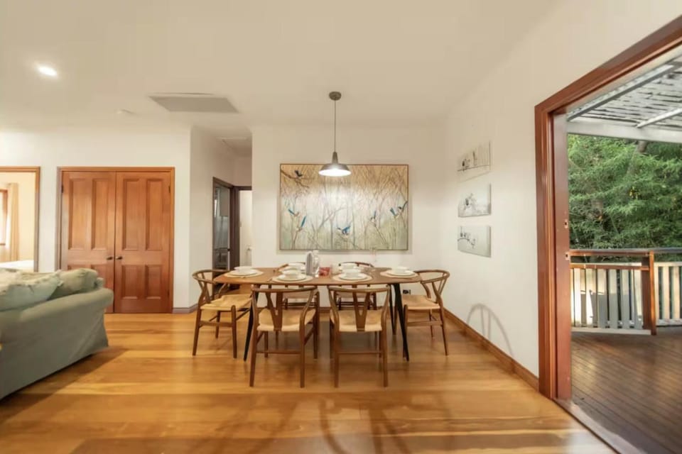 House of Fairy Wren -Charming Queenslander Cottage mins drive to Brisbane CBD and Gabba Stadium! - Holiday Home House in Brisbane