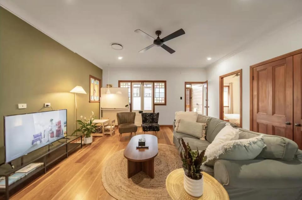 House of Fairy Wren -Charming Queenslander Cottage mins drive to Brisbane CBD and Gabba Stadium! - Holiday Home House in Brisbane