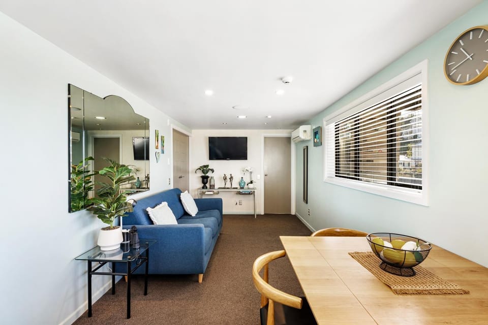 Sea and City Penthouse Suite - Napier CBD Apartment in Napier