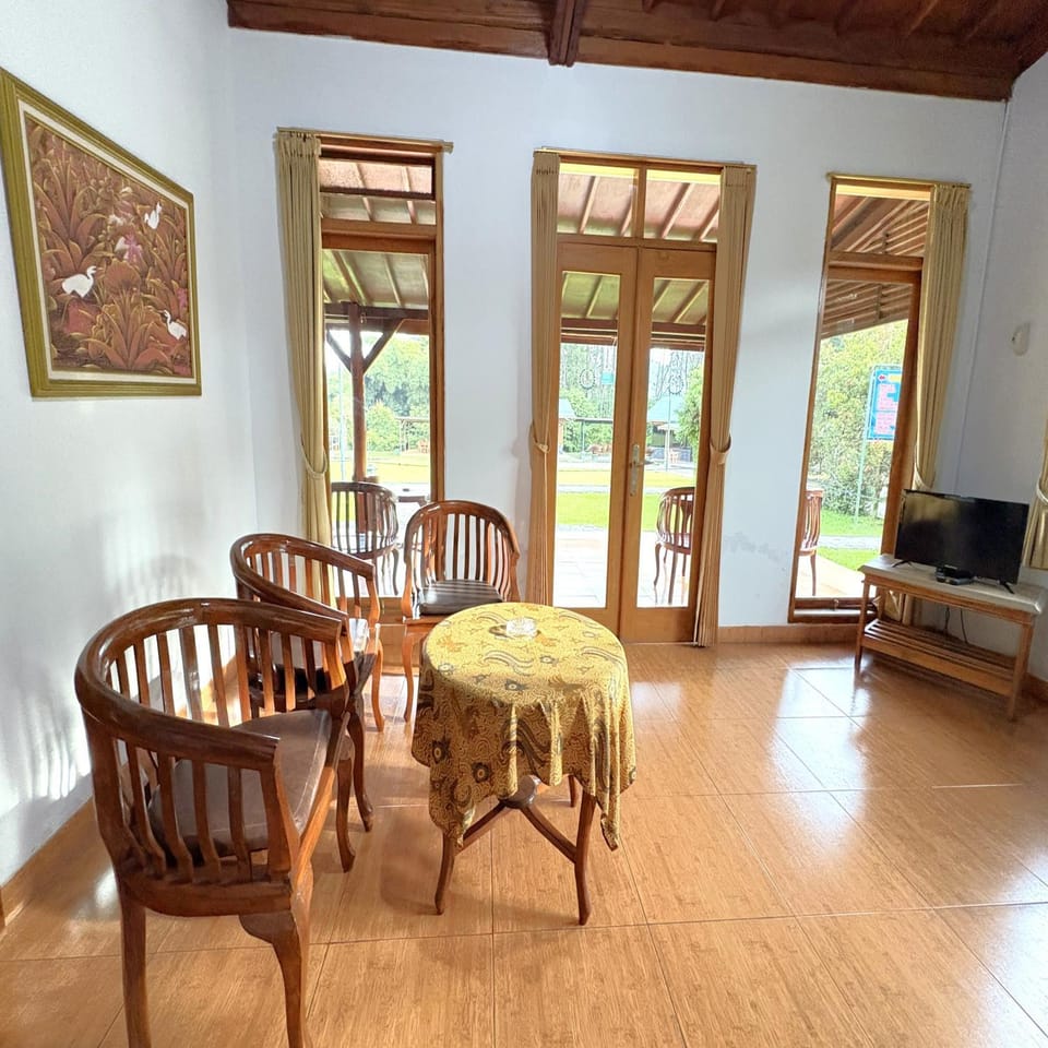 Communal lounge/ TV room, Living room, Seating area