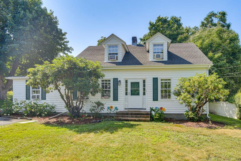 Serene Coastal Getaway: 2 Mi to Newport & Beaches House in Newport