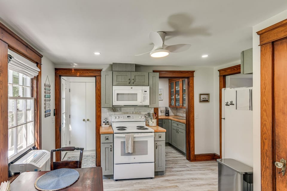 Serene Coastal Getaway: 2 Mi to Newport & Beaches House in Newport