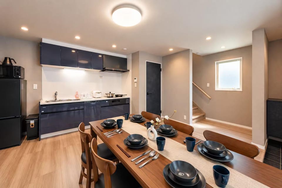 Kitchen or kitchenette, Dining area, minibar, stove