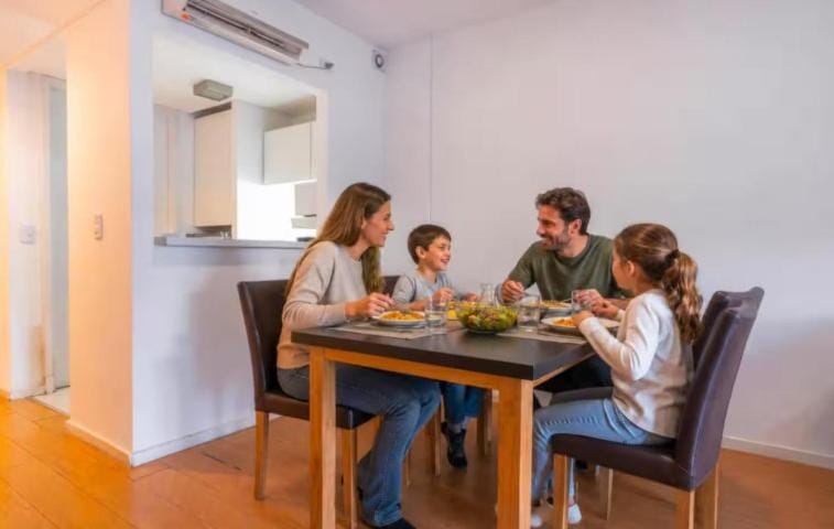 Ideal para ejecutivos con cochera, sala de conferencias, gym, pileta y seguridad 24hs Apartment in Buenos Aires