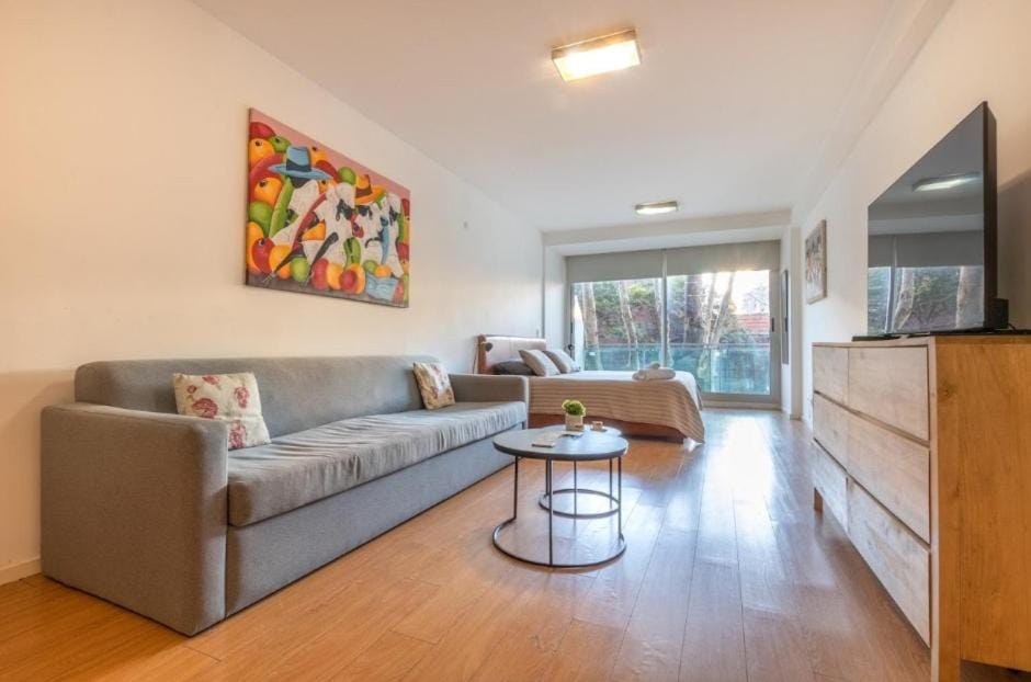 Ideal para ejecutivos con cochera, sala de conferencias, gym, pileta y seguridad 24hs Apartment in Buenos Aires