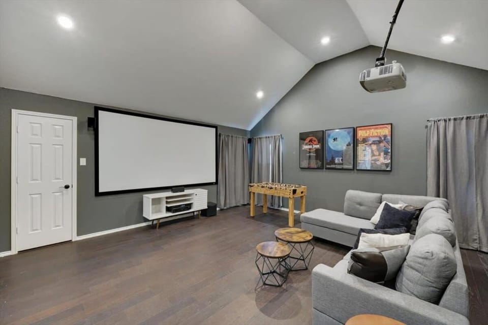 5 Bedrooms Backyard Oasis - Groups Welcome House in Battle Creek