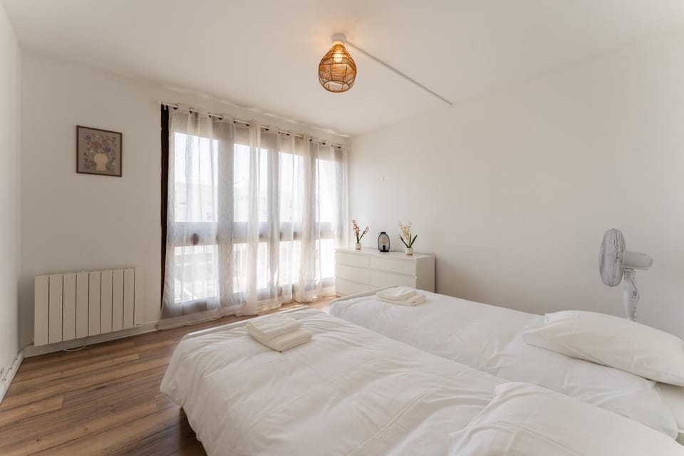 Photo of the whole room, Bedroom