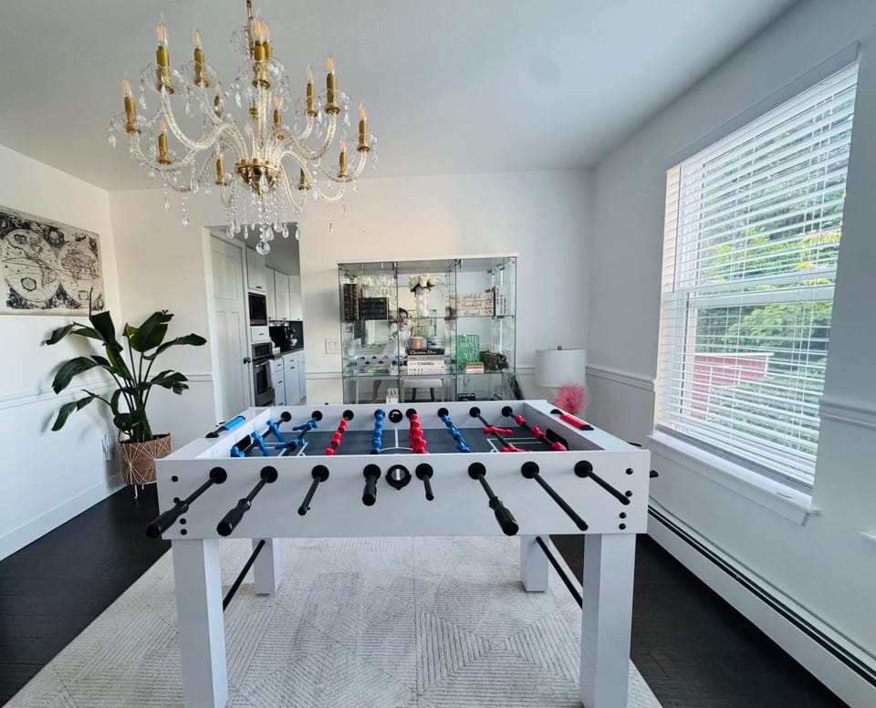 Luxurious white home retreat House in Renton
