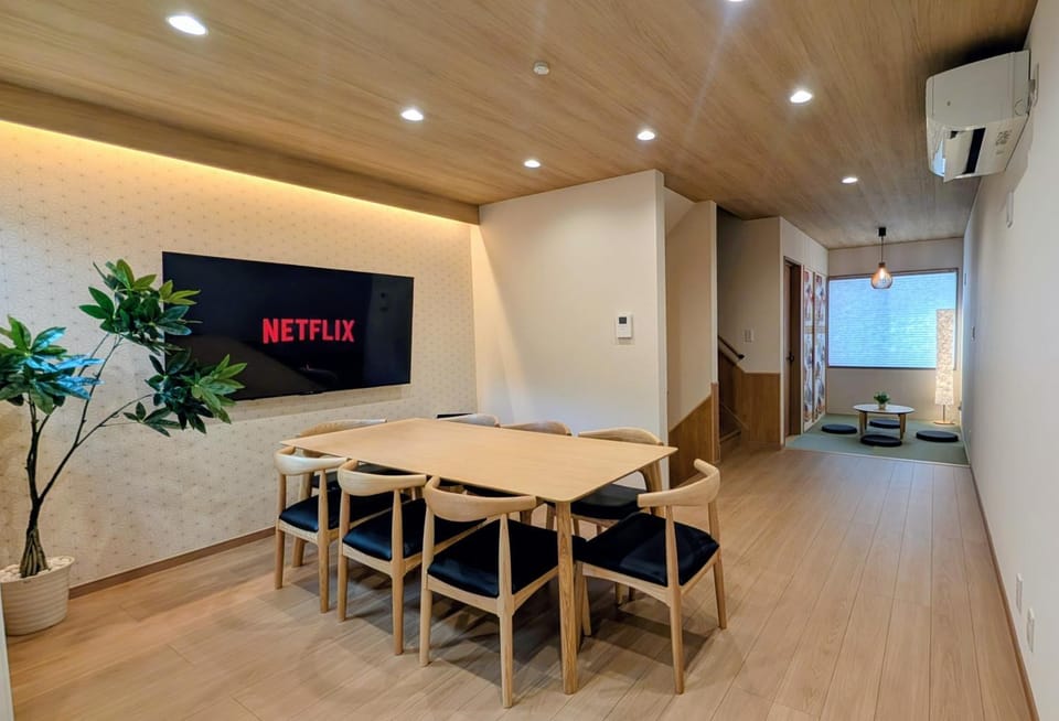 TV and multimedia, Living room, Seating area, Dining area, air conditioner