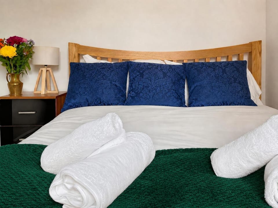 Bed, Bedroom, towels