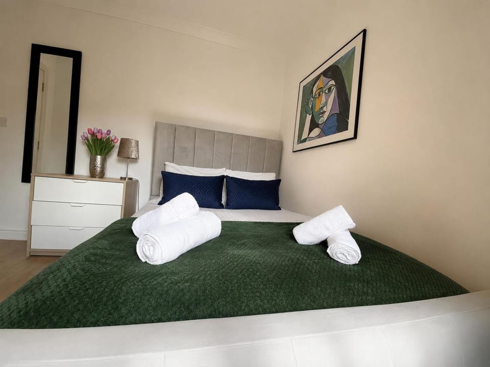 Bed, Bedroom, towels