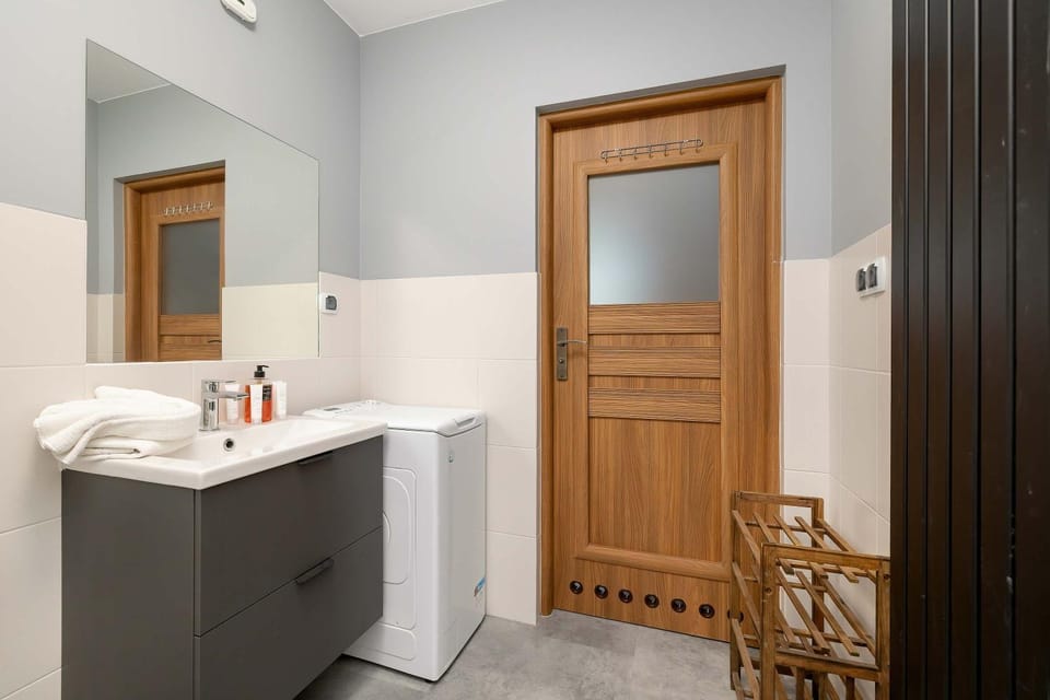 Bathroom, wardrobe, washing machine