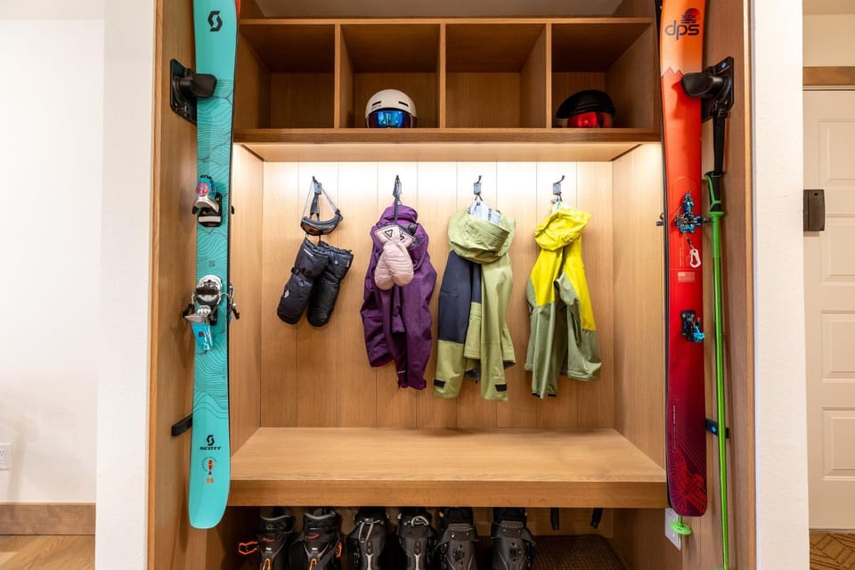 Skiing, storage, wardrobe