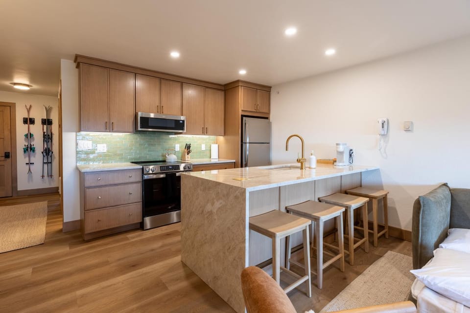 Kitchen or kitchenette, Seating area, toaster, kitchen