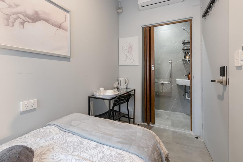 Classic King Single Ensuite Room with AC - Next to CBD - Near Central Station& Townhall& Chinatown& Darling Harbour& UTS& USYD Bed and Breakfast in Surry Hills