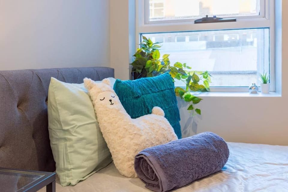 Ensuite King Single Room with AC - Next to Central - Centrally Located in the heart of Sydney Bed and Breakfast in Surry Hills