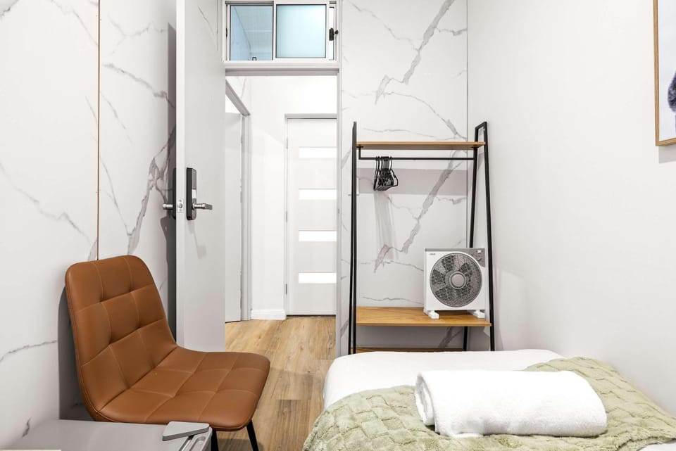 Inviting Single Room with Sunlit Comfort - Matraville - Shared Bathroom and Amenities Bed and Breakfast in Sydney