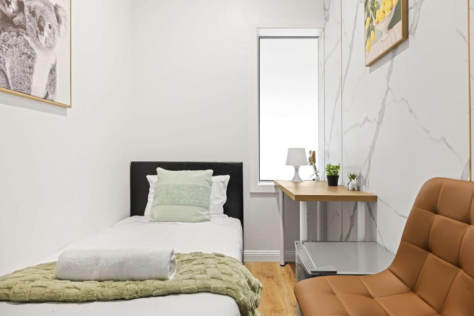 Inviting Single Room with Sunlit Comfort - Matraville - Shared Bathroom and Amenities Bed and Breakfast in Sydney