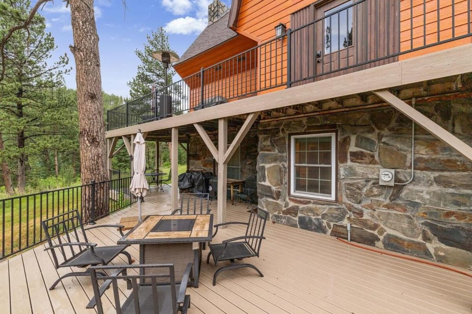 Property building, Day, Balcony/Terrace, Dining area