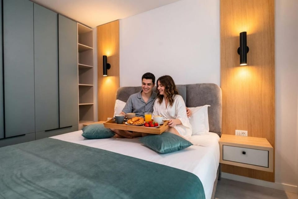 Bed, People, Food and drinks, Photo of the whole room, Bedroom, Food, Guests, group of guests
