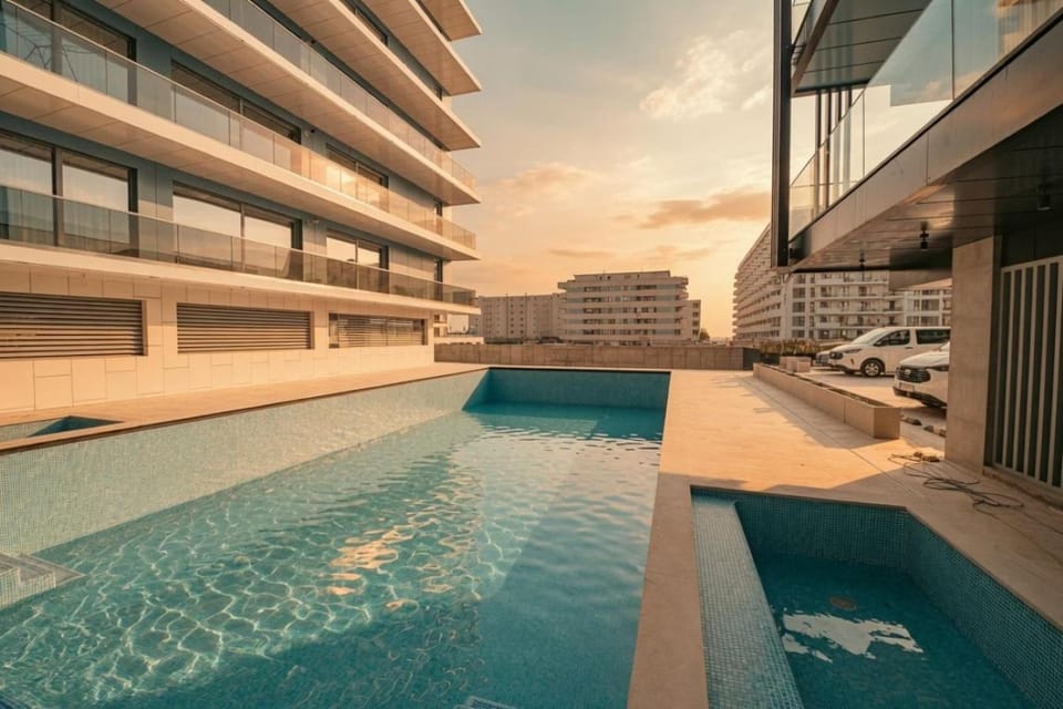 Property building, Day, Pool view, Swimming pool, Parking
