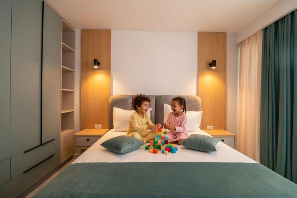 Bed, People, Photo of the whole room, Bedroom, Guests, group of guests