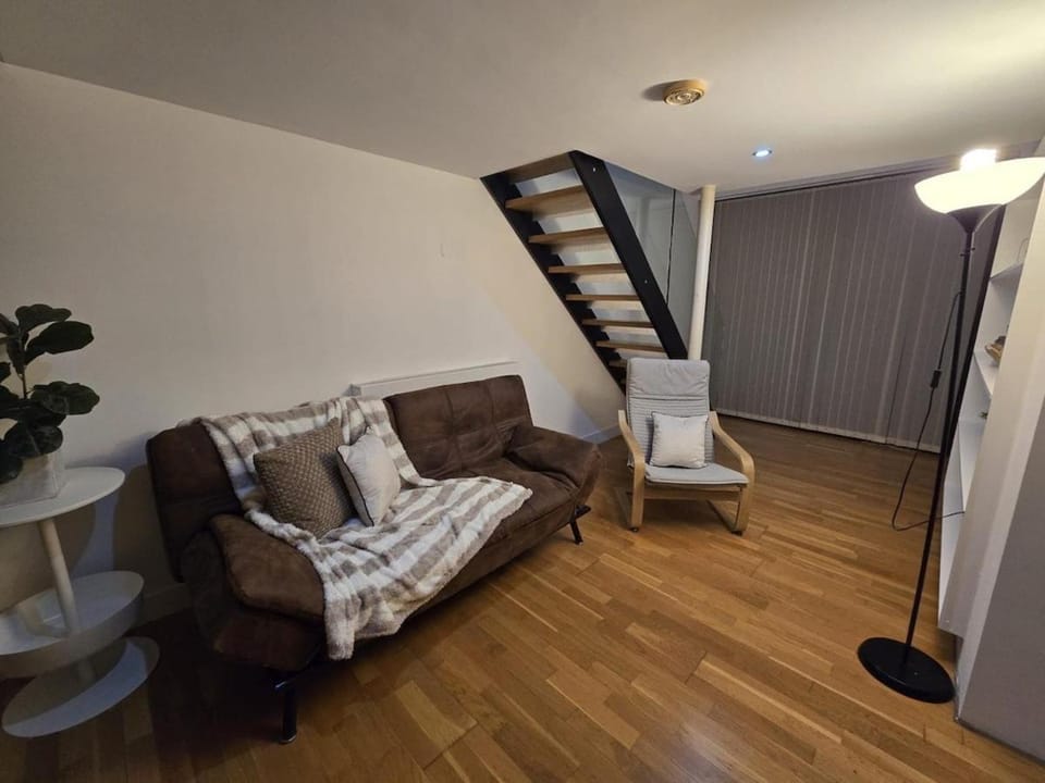 Cozy 3 Bedroom Apartment for 6 Guests Salford Apartment in Salford