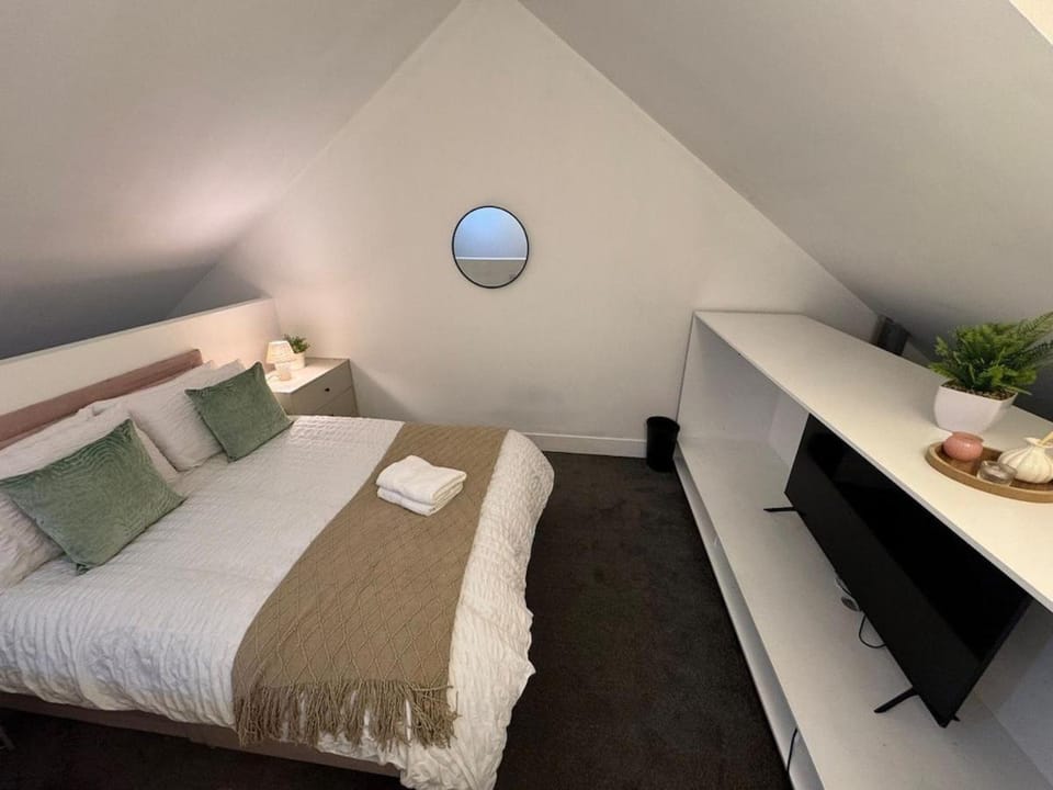 Cozy 3 Bedroom Apartment for 6 Guests Salford Apartment in Salford