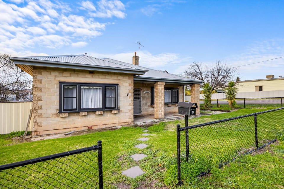 Property building, Facade/entrance, Neighbourhood, Garden, Street view