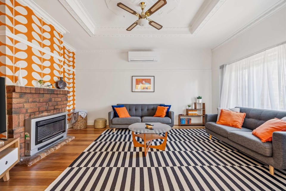 TV and multimedia, Living room, Seating area, internet, air conditioner