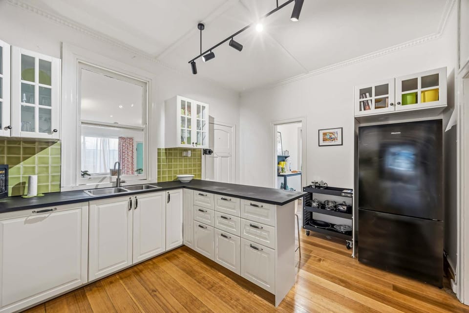 Coffee/tea facilities, dishwasher, oven, stove, kitchen