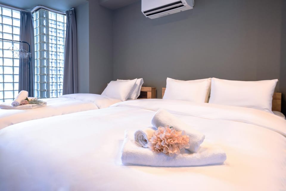Bed, towels, air conditioner