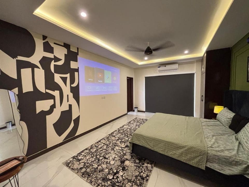Bed, TV and multimedia, Living room, Photo of the whole room, Bedroom, air conditioner