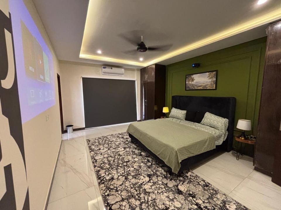 Communal lounge/ TV room, Bed, TV and multimedia, Photo of the whole room, Bedroom