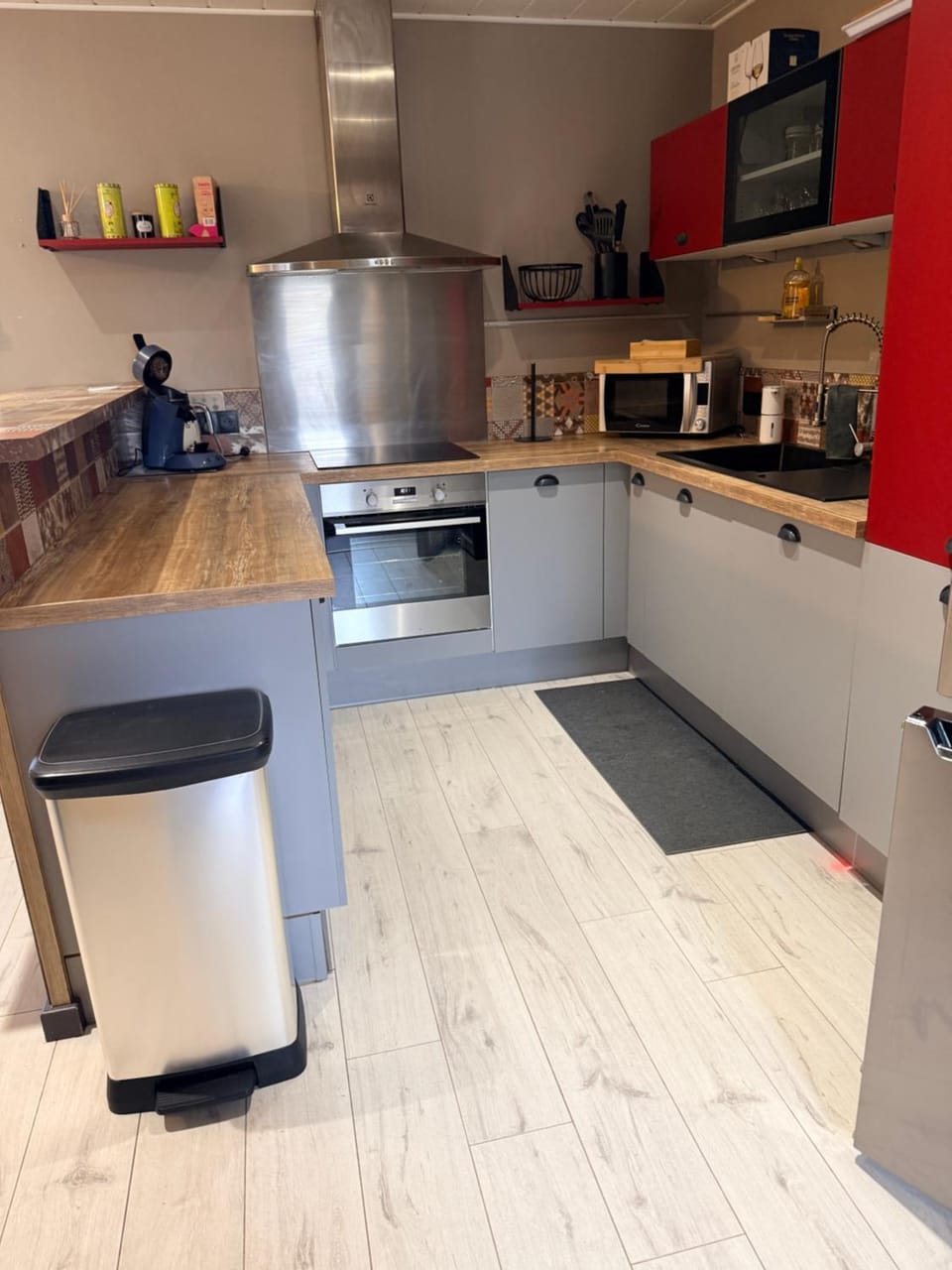 Kitchen or kitchenette, dishwasher, oven, stove