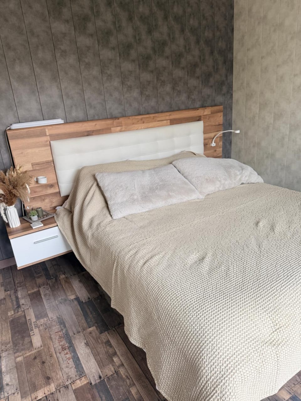 Bed, Photo of the whole room