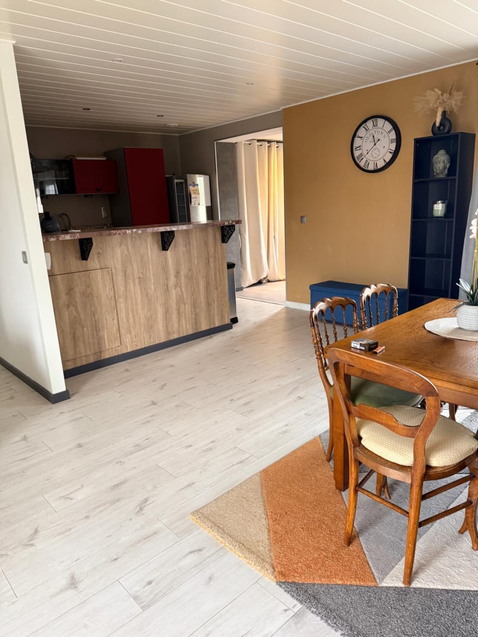Kitchen or kitchenette, Dining area