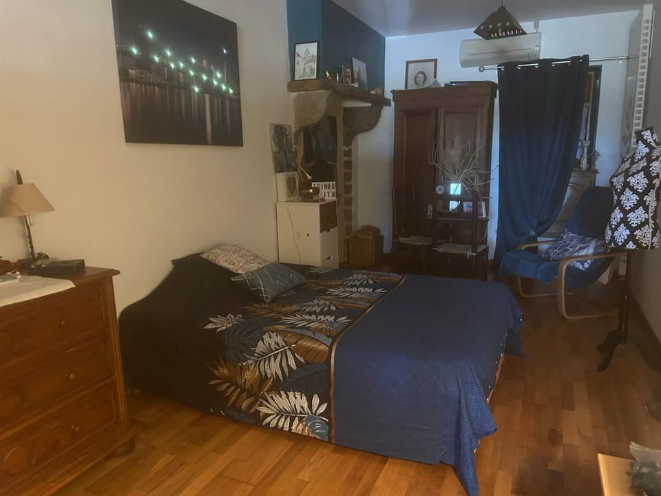 Photo of the whole room, Bedroom, wardrobe
