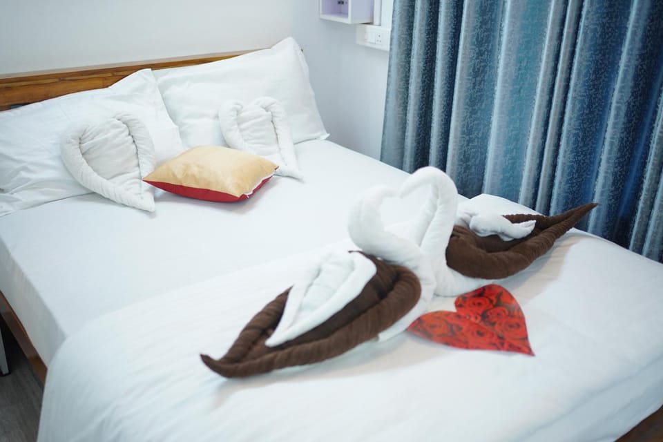 Bed, Photo of the whole room, Bedroom, towels