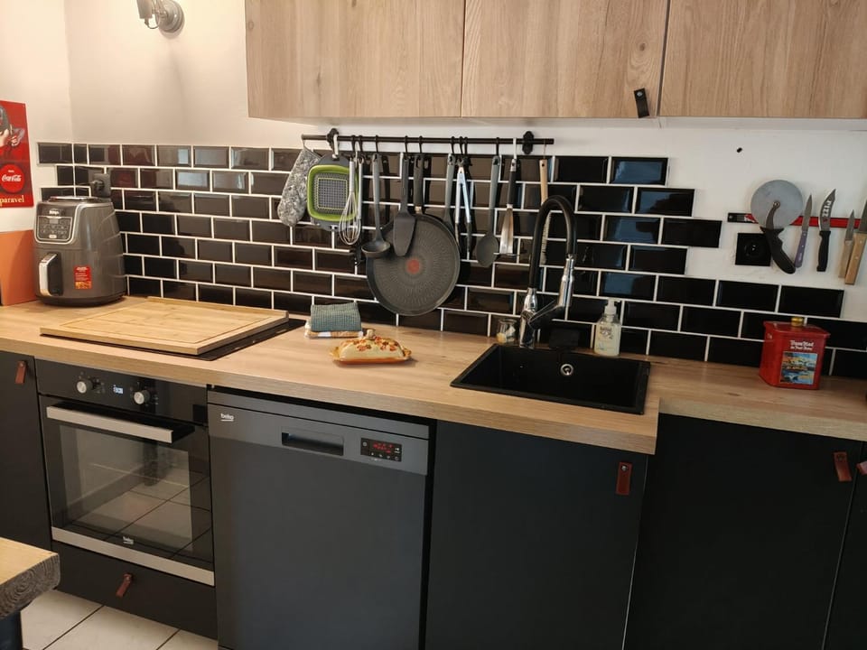 Kitchen or kitchenette, pet friendly, stove