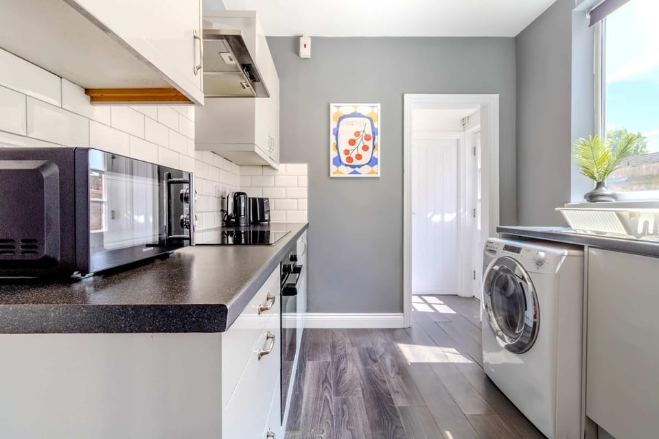 Central 4-bed home in Kettering by Renzo Ideal for Contractors Close to Hospital House in Kettering