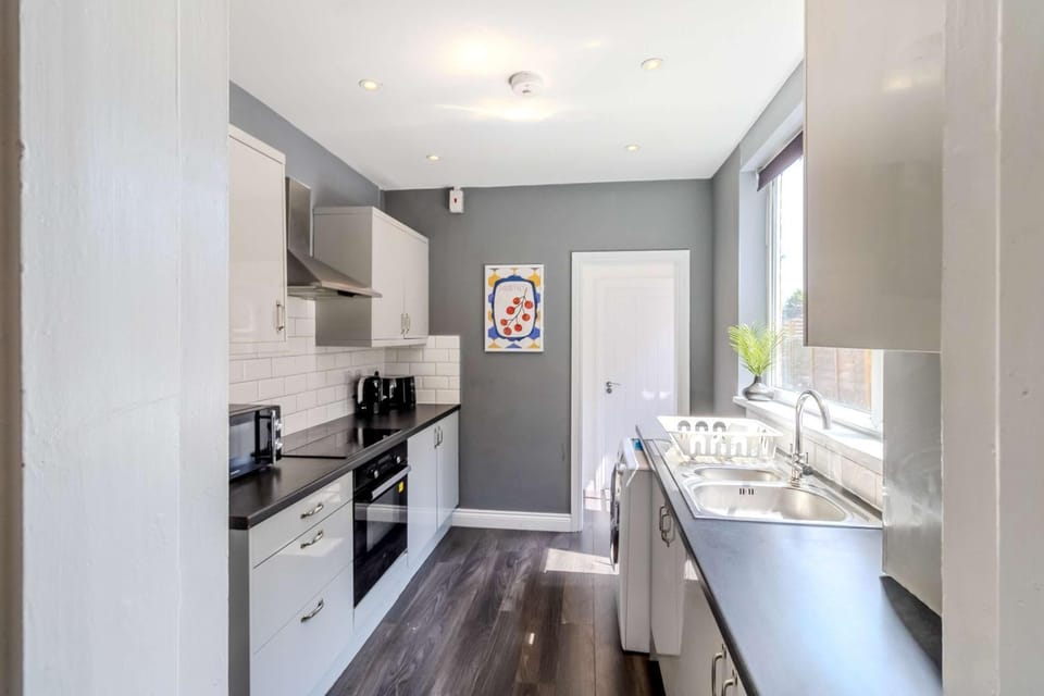 Central 4-bed home in Kettering by Renzo Ideal for Contractors Close to Hospital House in Kettering