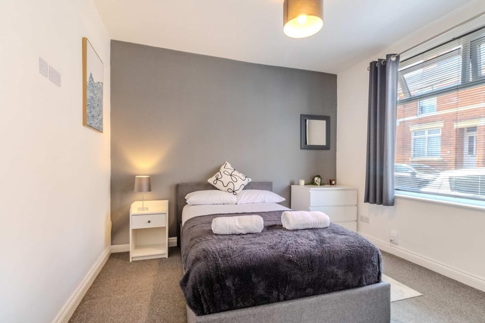 Central 4-bed home in Kettering by Renzo Ideal for Contractors Close to Hospital House in Kettering
