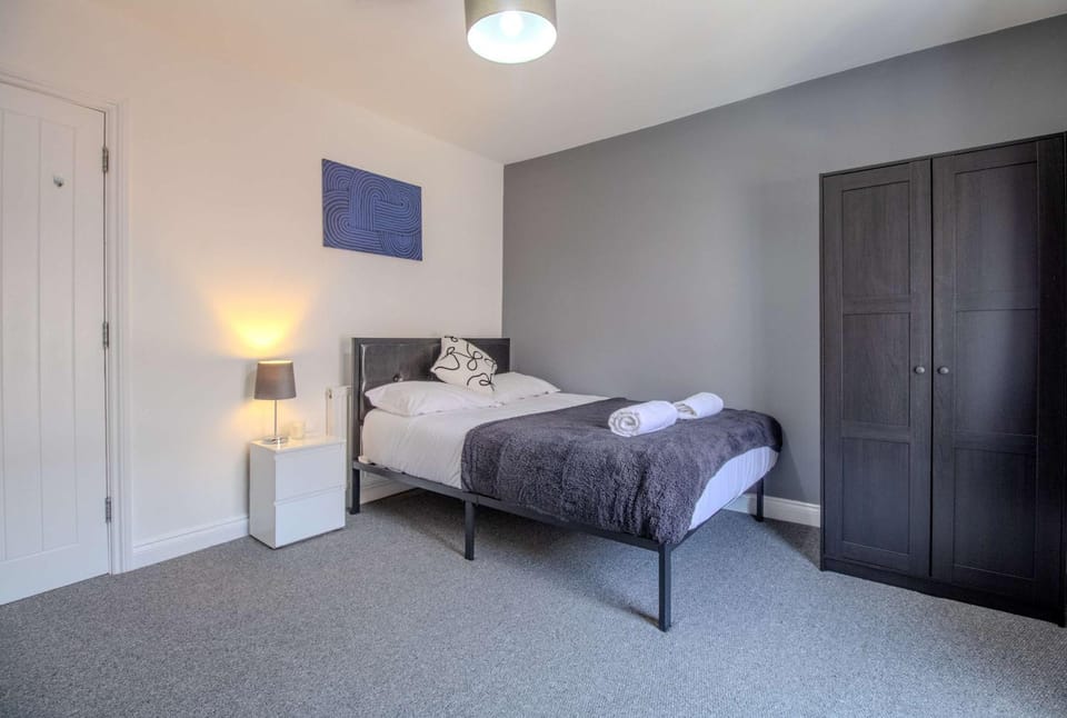 Central 4-bed home in Kettering by Renzo Ideal for Contractors Close to Hospital House in Kettering