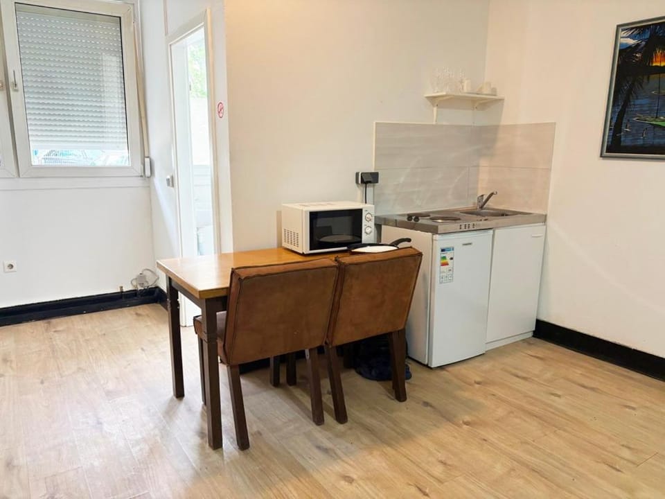 Kitchen or kitchenette, Dining area, stove