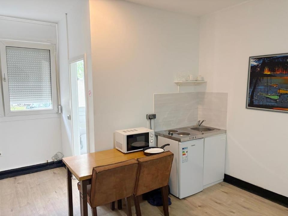Kitchen or kitchenette, dishwasher, stove