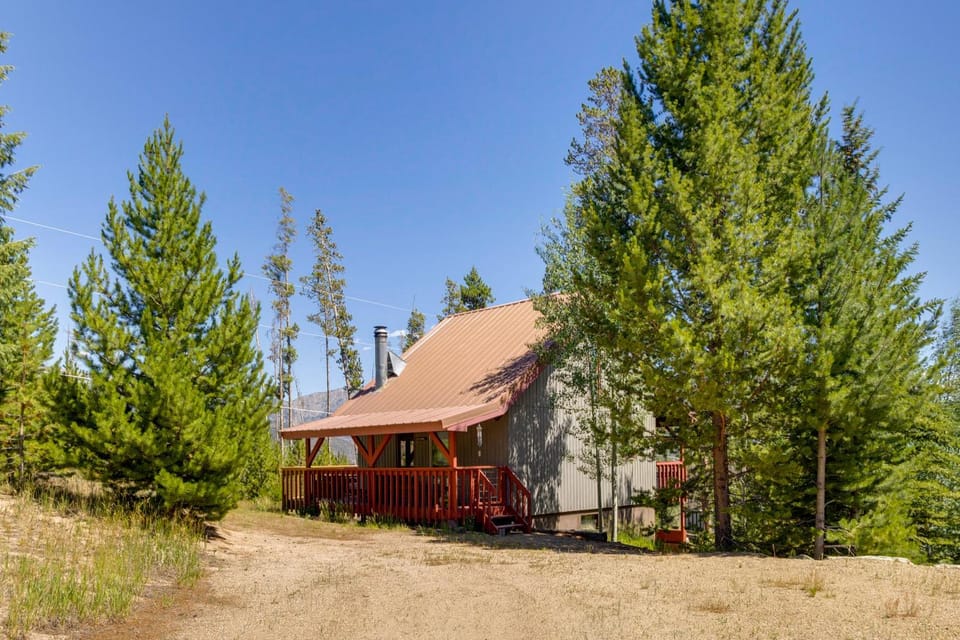 Stunning Views! Rockies Retreat w/ Wraparound Deck House in Rocky Mountain National Park
