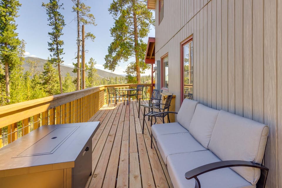 Stunning Views! Rockies Retreat w/ Wraparound Deck House in Rocky Mountain National Park