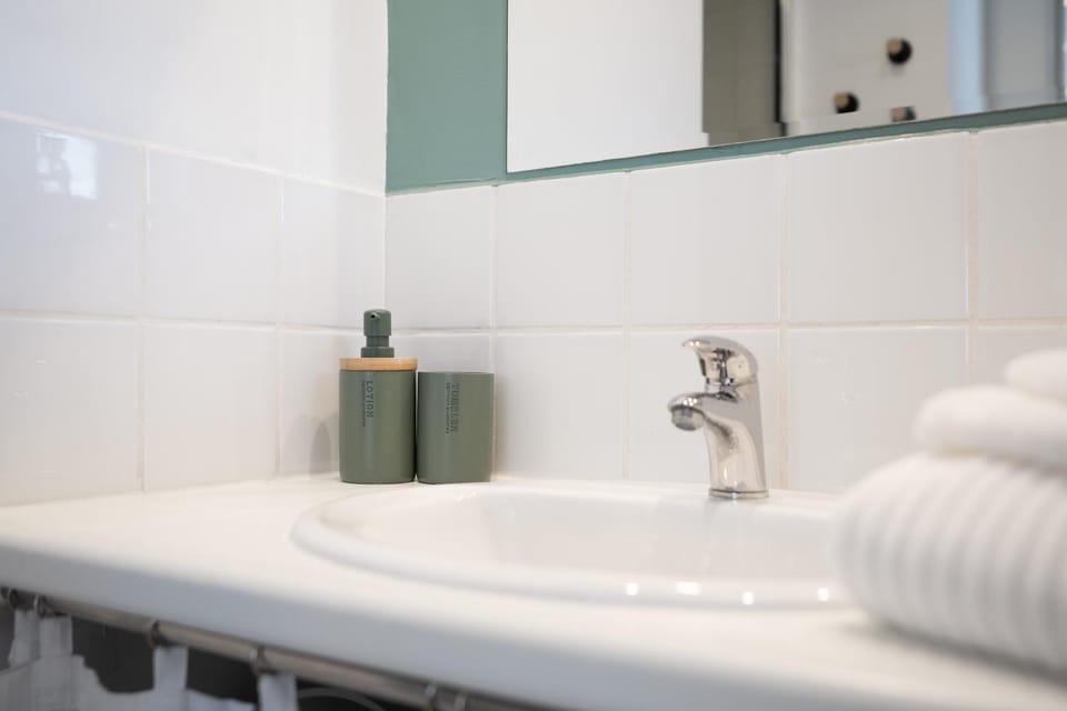 Bathroom, towels